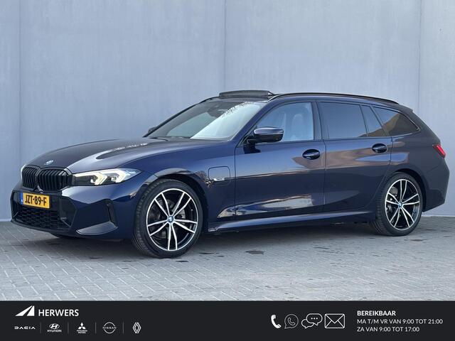 BMW 3 Serie e xDrive M Sport PHEV / FACE LIFT / Shadow Line / Panorama dak / Wide Screen / 1500kg Trekgewicht / M-pakket /  Parkeerassistent-pakket / 18" breedset LM wielen / Elektrische achterklep / Elektrische Stoelen / HUD /  Apple Carplay/Android /