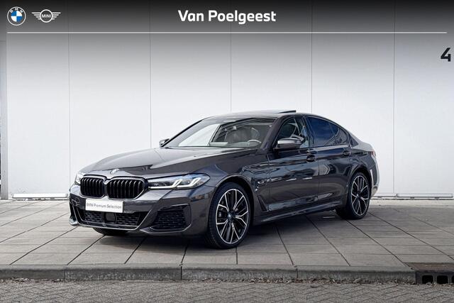 BMW 5 Serie High Executive M-Sport 20 Inch / Stuurwielrand Verwarming / Automatische Achterklep bediening / Comfort Acces / Shadow Line Koplampen / Glazen Schuifdak / Stoelverwarming / Getinte ramen Achter / Laser Light / Active Cruise Control / Head Up Di