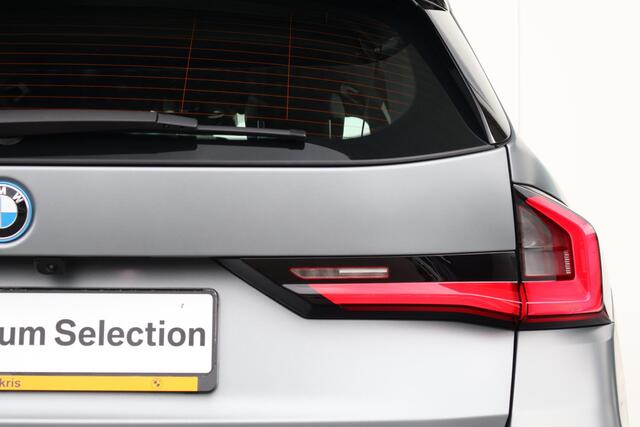 BMW iX1 0 67 kWh M Sport Edition / Sportpakket Pro / 19'' LM / Stoelverwarming Voor / Achteruitrijcamera /