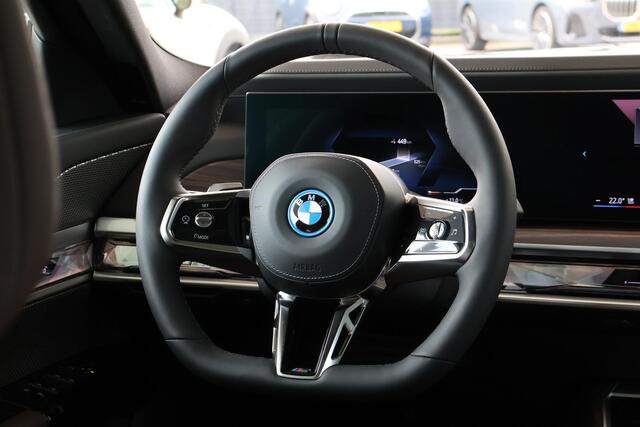 BMW i7