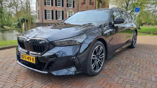 BMW 5 Serie e xDrive Adaptieve Cruisecontrole - M Sportpakket - Travel Pack - M Sportpakket Pro - Panorama Dak - Verlichte Grill - Comfort Pakket - Stoelverwarming - Leder - Automatische trekhaak wegklapbaar -Stoelen Pakket - 360 Camera - Head Up - Privacy