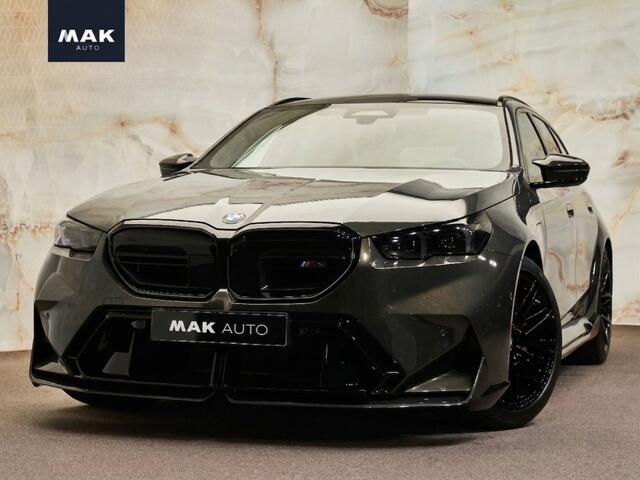BMW M5 g V8 M Hybrid , Akrapovic, M Performance, Sonderlackierung, Ultimate Package, ceramic, pano, B&W, 21", stl.ventilatie, memory, carbon, leder, privacy