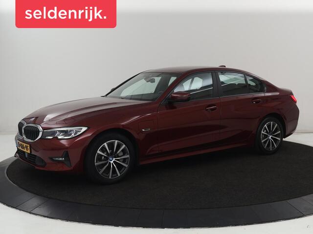 BMW 3 Serie ss Edition Plus | Sportstoelen | Leder | Adaptive cruise | Stoelverwarming | Carplay | Stuurverwarming | Navigatie | Parkeerhulp | Full LED | Live Cockpit | Individual Aventurinrot metallic | PHEV | Plug In
