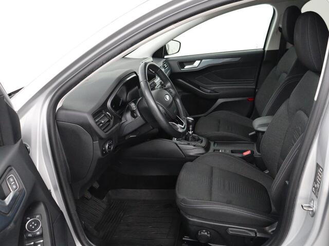 Ford Focus st Hybrid Active | Stoelverwarming | Trekhaak | Camera | Stuurverwarming | Carplay | Keyless | Full LED | Navigatie | Parkeerhulp | Climate control | Cruise control