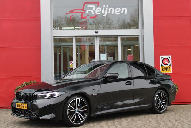 BMW 3 Serie xDRIVE M SPORT | PANORAMISCH SCHUIF/KANTEL DAK | M-SPORT PRO-PAKKET | M-SPORT REMMEN UITGEVOERD IN DONKERBLAUW MET M LOGO | BMW LIVE COCKPIT PROFESSIONAL | CURVED DISPLAY |DRIVING ASSISTANT INCL. HEAD-UP DISPLAY | PARKING ASSIST INCL. ACHTERUIT