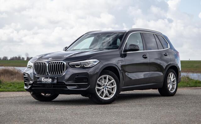 BMW X5 45e High Executive CARPLAY / CAMERA / DEALER ONDERHOUDEN / BRUIN LEER / STOELVERWARMING