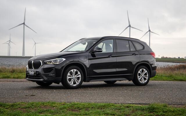 BMW X1 25e Executive X CAMERA / CARPLAY / HEAD UP DISPLAY / LEDER / LED / CRUISE CONTROLE / STOELVERWARMING