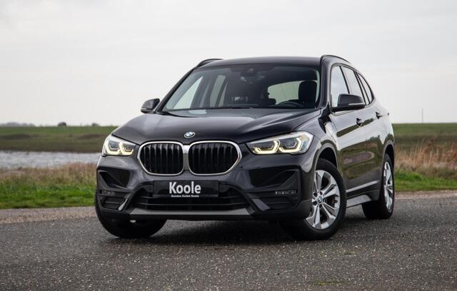 BMW X1 25e Executive X CAMERA / CARPLAY / HEAD UP DISPLAY / LEDER / LED / CRUISE CONTROLE / STOELVERWARMING