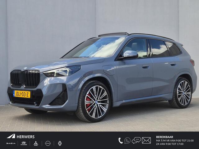 BMW X1 30e 326 PK M-SPORT / 100% SoH Accupakket! / Elektrisch stoelverstelling / Head-up display /Fabrieksgarantie tot 03-2028 / Glazen schuif- en kanteldak / / Elektrisch Trekhaak / Trekgewicht 1800 kg / Harman Kardon Audio Systeem / Elektrische Achterkle