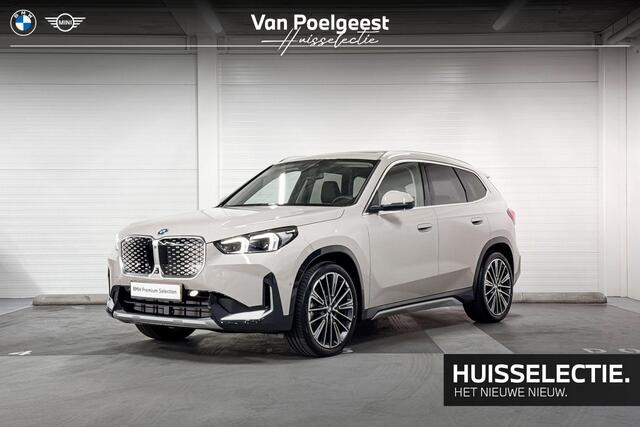 BMW iX1 0 | xLine | Travel Pack | Innovation Pack | Comfort Pack | Driving Assistant Professional | Parking Assistant Plus | Harman/Kardon | Panoramadak | Comfort Access l Huisselectie