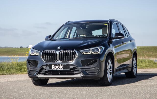 BMW X1 25e Executive BEIGE LEER / CAMERA / CARPLAY / HEAD UP DISPLAY / LED / CRUISE CONTROLE / STOELVERWARMING