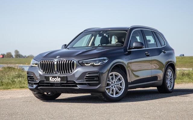 BMW X5 45e Executive CARPLAY / CAMERA / DEALER ONDERHOUDEN / ZWART LEER / STOELVERWARMING