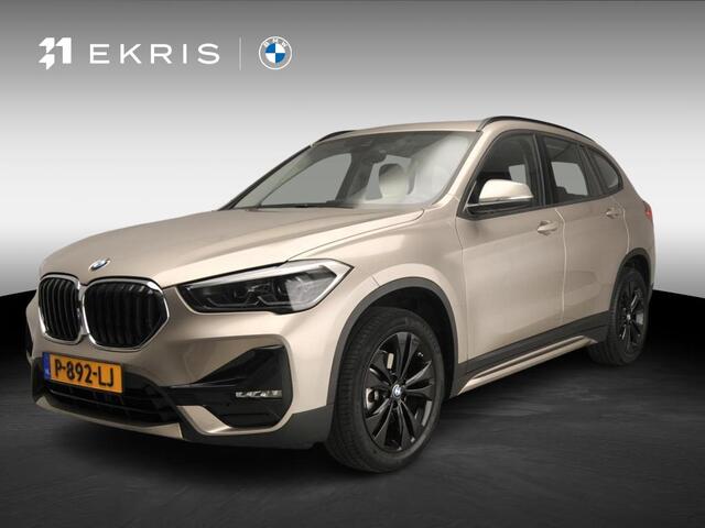 BMW X1 18i | Handbak !! | LED | Leder | HUD | Sportstoelen | Clima | PDC | DAB | Hifi speakers | Alu 18 inch