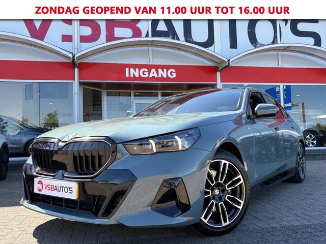 BMW 5 Serie SPORTPAKKET PRO PANO-DAK LEER HEAD-UP NAVI CAMERA CARPLAY MEMORY HK SOUND