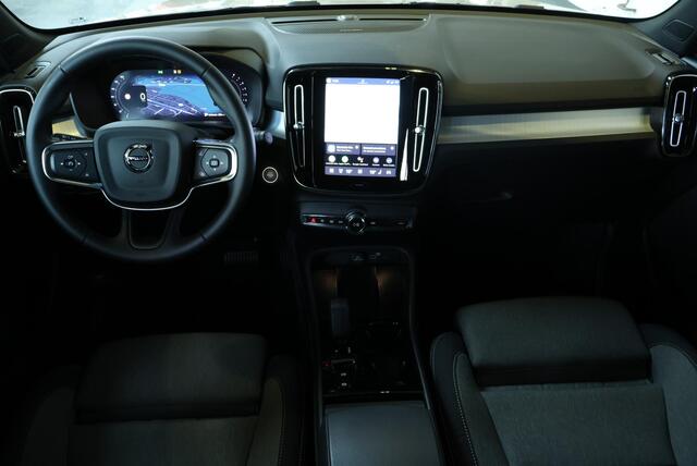 Volvo XC40 rk | Trekhaak Semi-elektrisch | Adaptieve Cruise Control | Pilot Assist | Verwarmbare voorstoelen | Verwarmbaar stuurwiel | Blind Spot Information System | Verwarmbare voorruit | Parkeercamera | Parkeersensoren voor + achter |