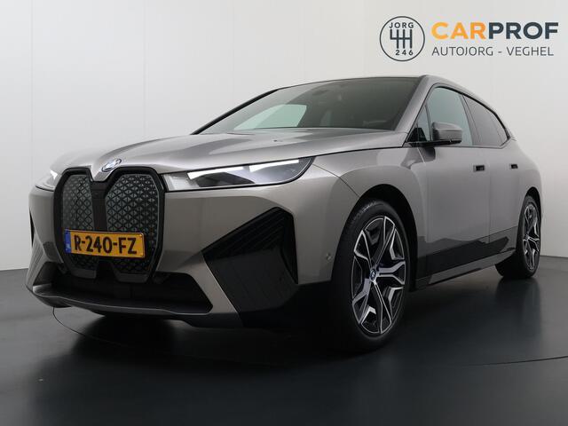 BMW iX 40 High Executive 77 kWh Trekhaak | SOH 97% | Pano | Harman Kardon | HUD |
