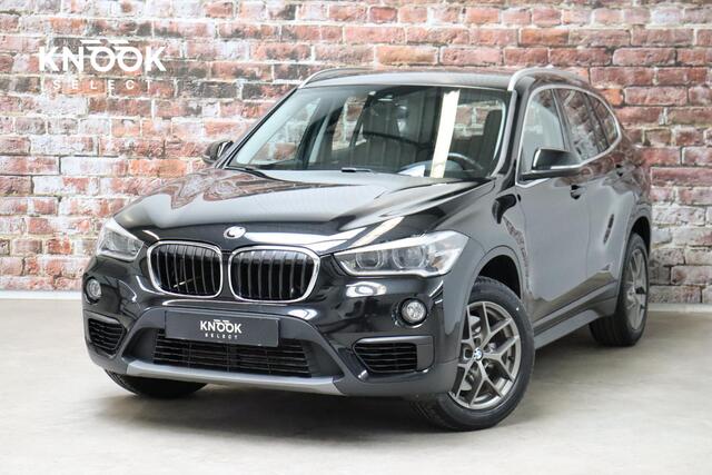 BMW X1 20i Executive Automaat / Navigatiesysteem Plus / Trekhaak / Head-Up Display / Stoelverwarming / Hifi / LED / 17 Inch / Parkeersensoren / Climate Control / Bluetooth / Middenarmsteun / Cruise Control