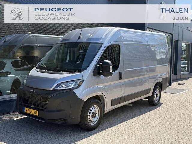 Peugeot Boxer 40 PK L2H2 | Facelift model | 1e Eigenaarsauto met 20.500 KM | 3-Zits | Trekhaak 3000 KG | Zakelijk BPM Vrij | Navigatie | Camera | Parkeersensoren | Airco | Laadruimte Betimmering | Cruise Control | Apple Carplay & Android Auto |