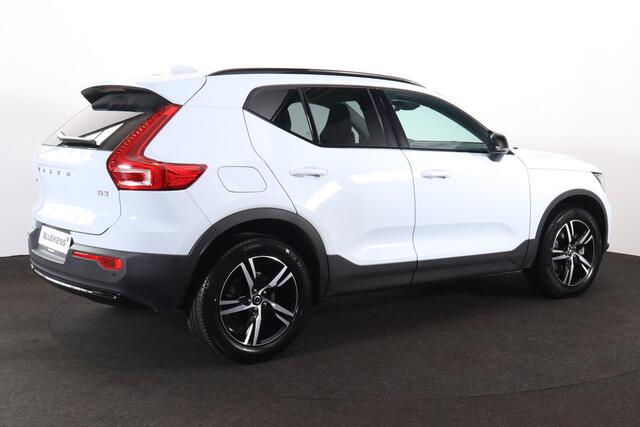 Volvo XC40 rk - IntelliSafe Assist & Surround - 360º Camera - Harman Kardon audio - Verwarmde voorstoelen & stuur - Parkeersensoren voor & achter - Elektr. bedienb. voorstoelen met geheugen links -  Draadloze tel. lader - Standkachel - Extra getint glas -