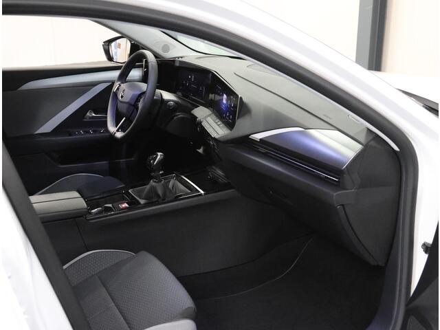 Opel Astra rer 1.2 110PK Business Edition | 1ste eigenaar | Navigatie | Climate Control | Adaptieve Cruise Control | Achteruitrijcamera | Parkeersensoren | Stoel/Stuurverwarmd | Keyless | AppleCarplay/AndroidAuto | Isofix | Privacy Glass |