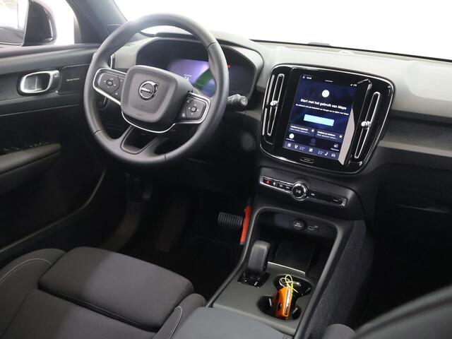 Volvo EX40 or Extended Range Plus Black Ed. 82 kWh | SOH 97% | Sportstoelen | BlackPack | Navigatie | Apple CarPlay/Android Auto | 360 Camera | Adaptieve Cruise Control | Ele. kofferdeksel | Harman/Kardon Audio |