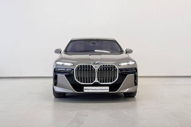 BMW i7