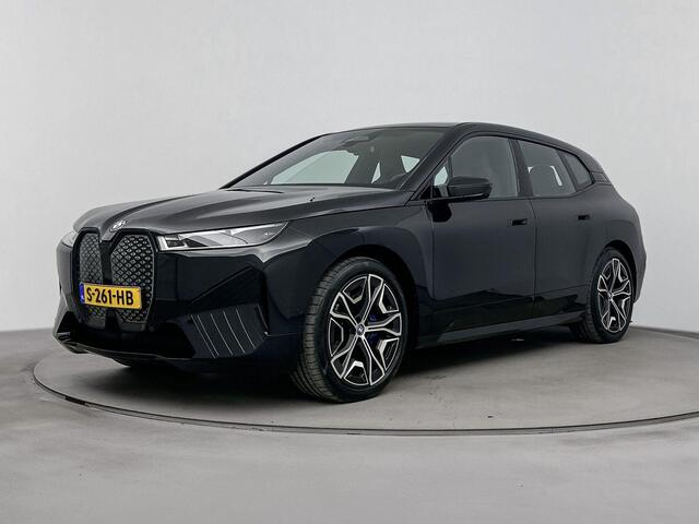 BMW iX 50 Executive 112 kWh | M Sportpakket | Comfort Access pakket | Live Cockpit Professional | Parking Assistant Plus | airco automatisch | airco separaat achter | Apple Carplay/Android Auto | lederen bekleding | navigatiesysteem full map | voorstoelen