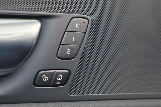 Volvo XC60 e AWD Plus Dark - Panorama/schuifdak - IntelliSafe Assist & Surround - 360º Camera - Verwarmde voorstoelen, stuur & achterbank - Parkeersensoren voor & achter - Elektr. bedienb. voorstoelen met geheugen - Draadloze tel. lader - Inklapbare trekha