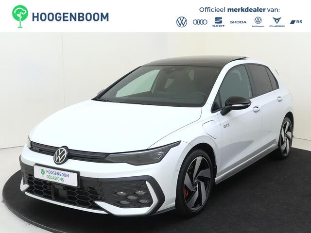 Volkswagen Golf | SoH 95% | Panoramadak | Trekhaak | Leder pakket 'Vienna' | Head-up display | Black style | Stoelventilatie voor | Parkeerassistent |