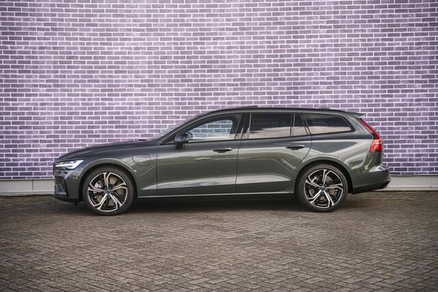 Volvo V60 ug-in hybrid AWD Ultra Dark | Sportstoelen | Schuif-/Kanteldak | Full-LED | Adaptieve Cruise Control | Head-Up Display | Stoelverwarming Voor en Achter | 19" | Getint Glas | Harman Kardon Audio | BLIS |