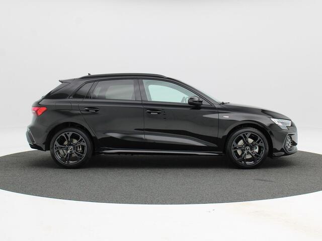 Audi A3 Sportback tion | Privacy glas | 18 inch velgen | Ambient Lighting | Apple carplay/Android auto |