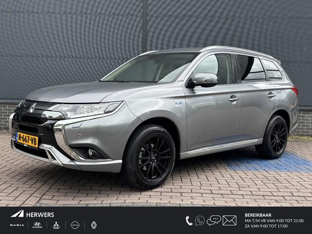 Mitsubishi Outlander embare Trekhaak / All Season Banden / Apple Carplay & Android Auto / Achteruitrijcamera / Parkeersensoren V & A / 1.500KG Trekgewicht /