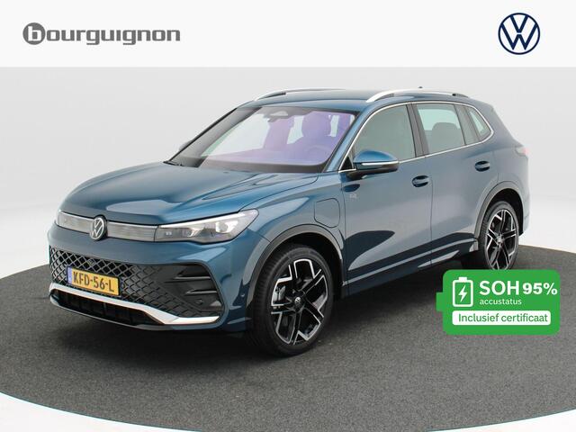 Volkswagen Tiguan k Automaat R-Line | Trekhaak | Head-up | 360° Camera | Stoel/Stuur Verwarming | Massage | Stoel Ventilatie | Adaptive cruise | 19 Inch | 24.515 Km !!