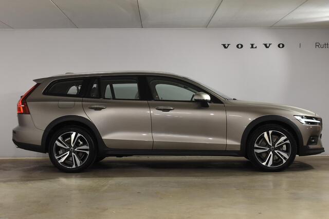 Volvo V60 Cross Country ro / Adaptive Cruise Control / Bowers & Wilkins / 360 Graden Camera / Elektrisch glazen schuif-kanteldak / Head-up Display / Nappa leer met stoelventilatie / Massagefunctie voorstoelen / Elektrisch verstelbare stoelen met geheugen /