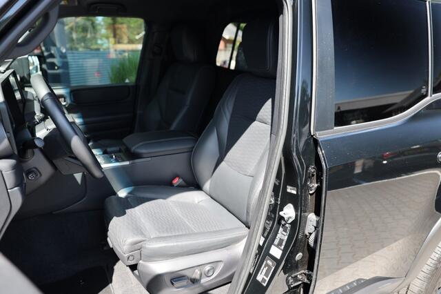 Toyota Land Cruiser SSIONAL A/T VAN